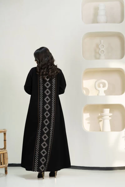 عباية كريب باللون الاسود مع تطريز C:IB315